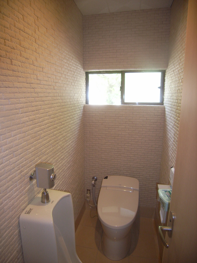 トイレの器機の取替え工事と、床、壁、天井の張替工事をしました。