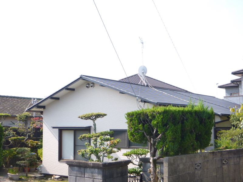 雨漏り修理を兼ねて外壁と屋根の葺き替え工事　サッシも同時に取り替えました