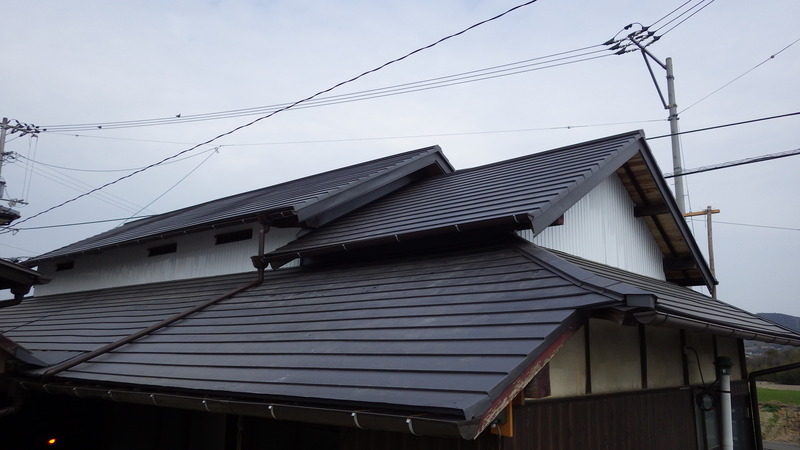 ガルバリウム鋼板に葺き替え　日本瓦で負荷がかかっていた屋根の軽量化を実現